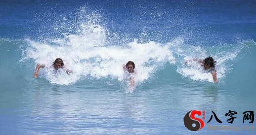 梦见掉水里游泳