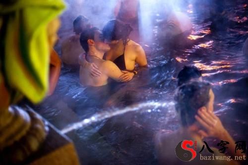 梦见在贮水池里洗澡