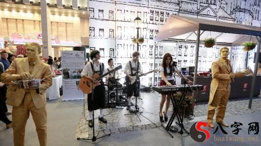 梦见在很多人面前唱歌